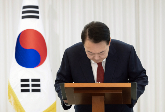 윤석열 대통령이 본인의 탄핵소추안이 국회에서 가결된 14일 서울 한남동 관저에서 가진 대국민 담화 중 인사하고 있다.대통령실 제공