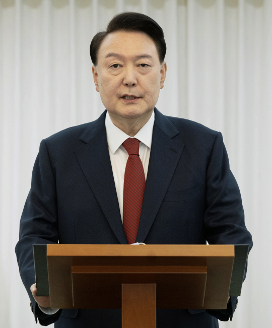 윤석열 대통령이 본인의 탄핵소추안이 국회에서 가결된 14일 서울 한남동 관저에서 대국민 담화를 하고 있다. 대통령실 제공