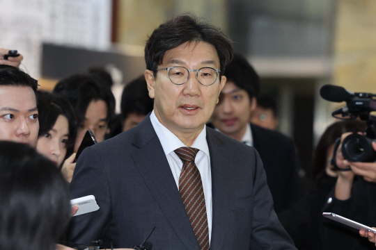 윤석열 대통령 탄핵소추안 표결날인 14일 오전 서울 여의도 국회에서 열린 비공개 의원총회에서 권성동 국민의힘 원내대표가 의총장에 들어서고 있다. 뉴시스