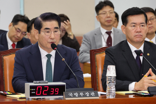 김용현(왼쪽) 국방부 장관이 28일 오전 서울 여의도 국회에서 열린 국방위원회 전체회의에서 의원 질의에 답변하고 있다.뉴시스