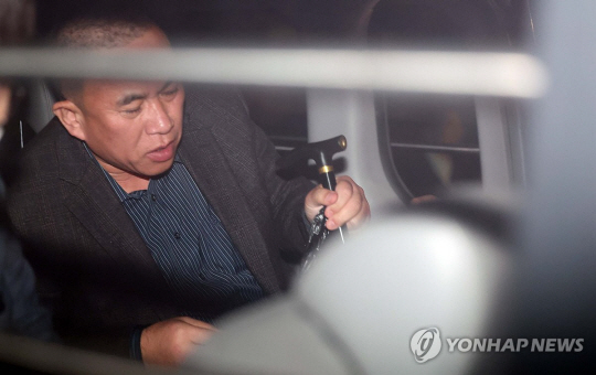 호송차에 탑승한 명태균씨.연합뉴스
