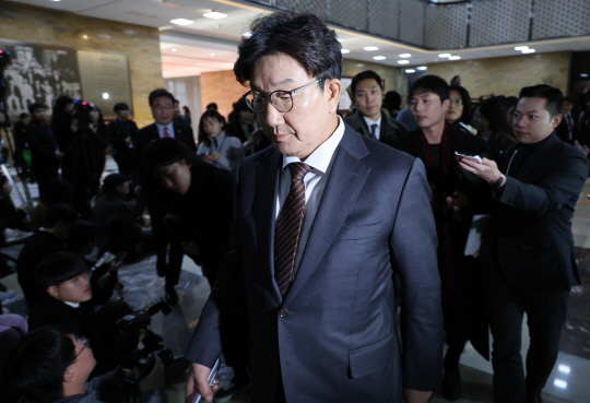 국민의힘 권성동 원내대표가 14일 오전 국회에서 열린 비상의원총회에 참석하고 있다. 연합뉴스
