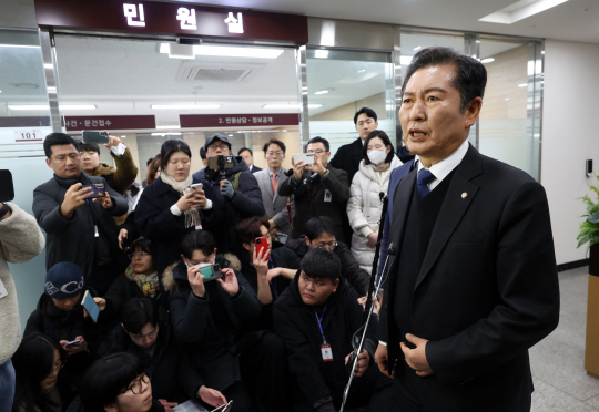 윤석열 대통령에 대한 탄핵소추안이 가결된 14일 오후 서울 종로구 헌법재판소 민원실에서 정청래 국회 법제사법위원장이 탄핵소추의결서를 제출한 뒤 발언하고 있다. 연합뉴스