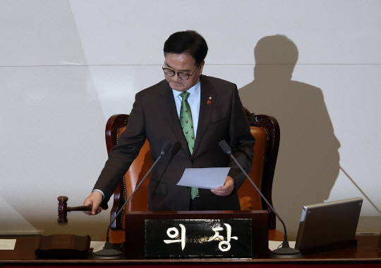 우원식 국회의장이 14일 오후 국회 본회의에서 윤석열 대통령 탄핵소추안을 가결하고 있다. 연합뉴스