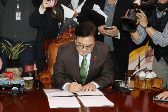 우원식 국회의장이 14일 오후 국회에서 윤석열 대통령 탄핵소추의결서에 서명하고 있다. 국회사진기자단