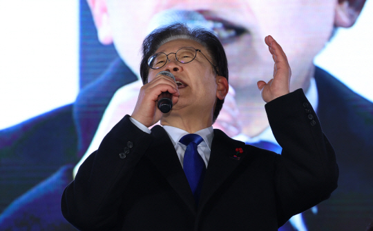 이재명 더불어민주당 대표가 윤석열 대통령 탄핵소추안이 가결된 14일 국회 앞 집회 현장에서 발언하고 있다. 뉴시스
