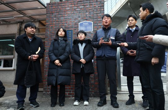 양경수 민주노총 위원장이 15일 윤석열 대통령과 김용현 국방부 장관 등에 대한 내란죄 고발 관련 고소·고발인 조사를 위해 서울 서대문구 경찰청 세검정로 별관으로 출석하며 취재진 앞에서 발언하고 있다. 뉴시스
