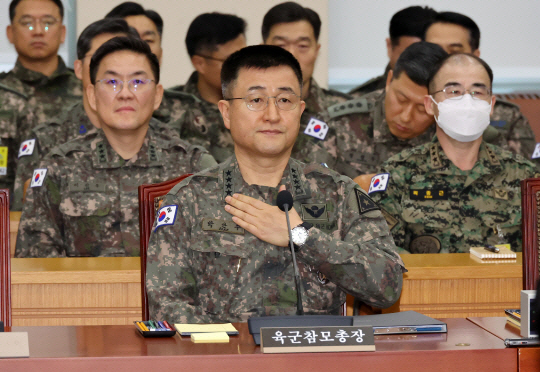 박안수(가운데) 육군참모총장이 지난 10일 국회 국방위원회 윤석열 대통령 비상계엄 사태 관련 긴급 현안질의에 출석하고 있다. 뉴시스