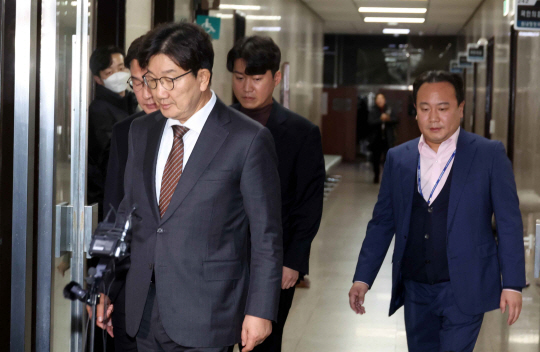권성동(왼쪽) 국민의힘 원내대표가 지난 14일 국회에서 한동훈 대표를 만난 뒤 의원총회 장소로 이동하고 있다. 뉴시스