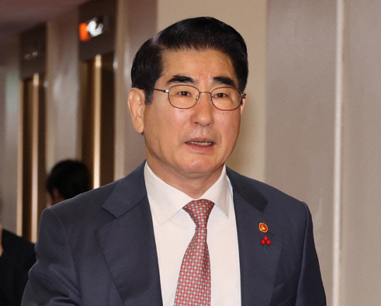 김용현 전 국방부 장관이 지난 3일 윤석열 대통령의 비상계엄 선포 전에 정부서울청사에서 세종-서울 영상으로 열린 국무회의에 참석하고 있다. 뉴시스