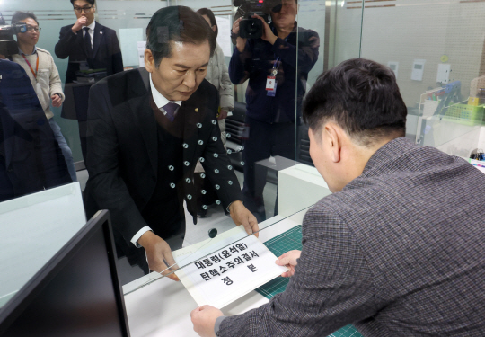 윤석열 대통령에 대한 탄핵소추안 재표결이 가결된 14일 오후 서울 종로구 헌법재판소 민원실에서 정청래 국회 법제사법위원장이 윤석열 대통령 탄핵소추의결서를 제출하고 있다. 뉴시스