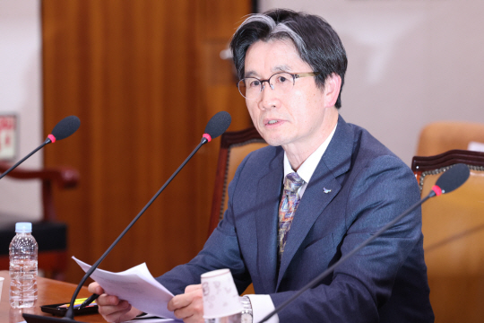 오동운 고위공직자범죄수사처장이 9일 오후 서울 여의도 국회에서 열린 법제사법위원회 전체회의에서 "윤석열 대통령에 대한 출국금지 조치를 하라는 지휘를 했다"는 취지로 답변하고 있다.