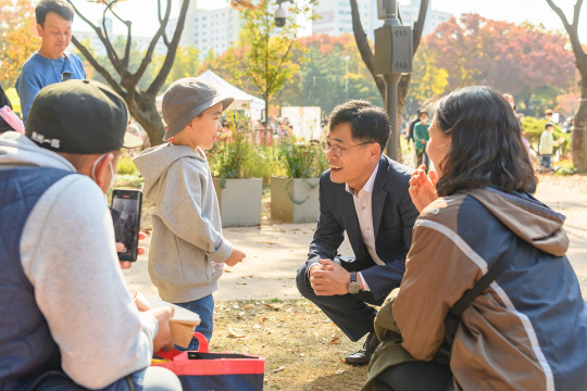 이기재(오른쪽 두 번째) 양천구청장이 양천공원에서 주민들과 만나고 있다. 양천구청 제공