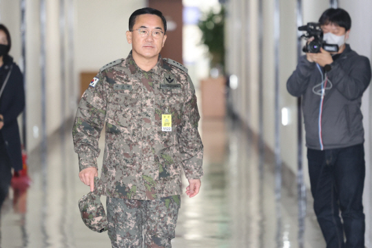 여인형 전 국군방첩사령관이 7일 오전 서울 여의도 국회에서 열린 정보위원회 전체회의에 출석하고 있다. 국회사진기자단