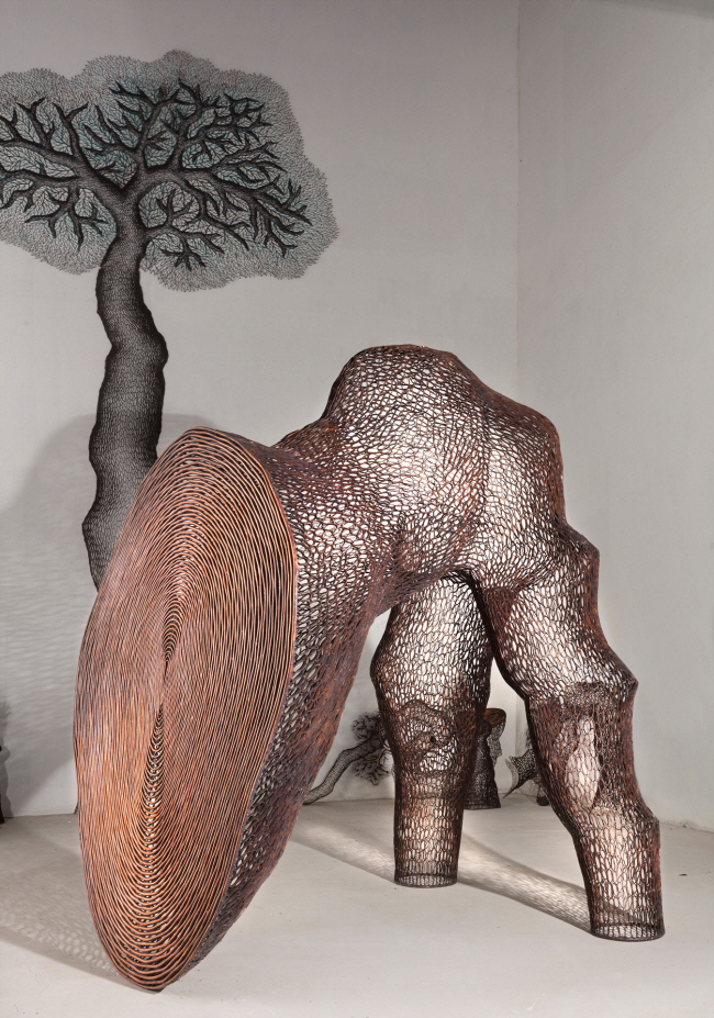 이길래 작가의 ‘세 뿌리를 가진 소나무(Pine Tree With Three Root) 2015-1’, 250×193×150㎝, 2015.