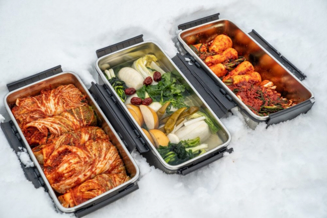 냄새가 밖으로 퍼지는 것을 줄여주는 삼성전자 ‘냄새케어 김치통’에 배추김치·백김치·총각김치가 담겨 있다.   삼성전자 제공
