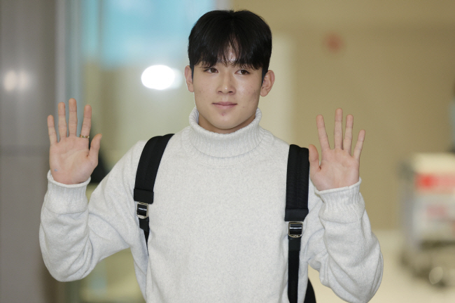 양민혁이 16일 인천국제공항에서 EPL 토트넘 홋스퍼 합류를 위해 출국을 앞두고 팬과 취재진을 향해 인사를 하고 있다.  뉴시스