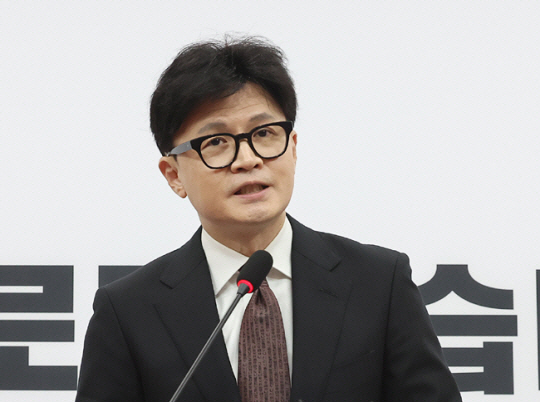 한동훈 국민의힘 대표가 16일 오전 서울 여의도 국회에서 기자회견을 열고 입장을 밝히고 있다. 연합뉴스