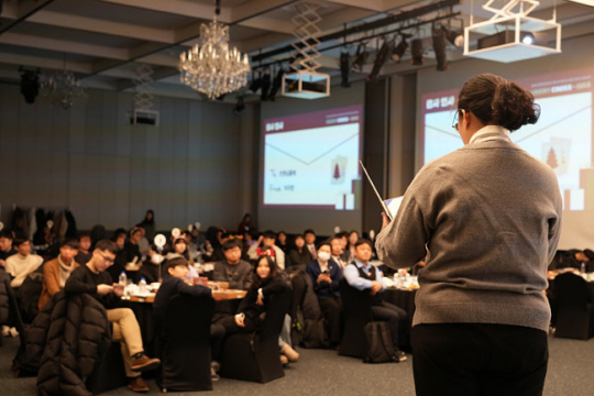 11일 서울 용산구 로카우스 호텔에서 열린 ‘2024 경계선지능 청년 일 역량 강화 및 일 경험 시범사업’ 성과공유회에서 한 청년이 시범사업에 참여한 소감을 말하고 있다. 청년재단 제공