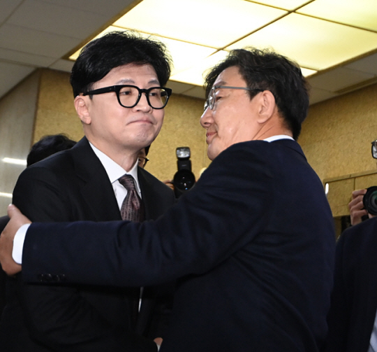 한동훈 국민의힘 대표가 16일 오전 서울 여의도 국회에서 기자회견을 하기 위해 회의장으로 들어가기전 권성동 원내대표 등과 인사하고 있다. 박윤슬 기자