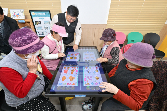 경기 포천시 관인면 작은도서관에 문을 연 인공지능(AI) 사랑방에서 주민들이 놀이를 즐기고 있다. 경기도청 제공