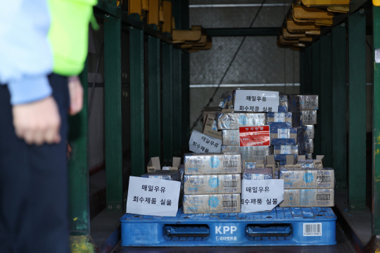 16일 광주 광산구 운수동 매일유업 광주공장에서 한 직원이 회수된 세척수 혼입 제품을 살펴보고 있다. 연합뉴스