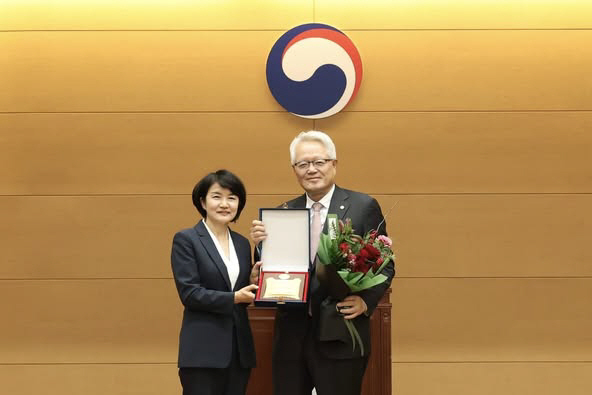 정의화(오른쪽) 전 국회의장이 지난 14일 서울 서초구 국립외교원에서 조화순 한국정치학회 회장으로부터 제1회 국가지도자상 수상패를 받았다.