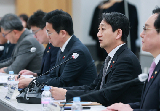 안덕근(오른쪽 두 번째) 산업통상자원부 장관이 17일 오후 서울 강남구 한국무역협회 대회의실에서 정인교(오른쪽) 통상교섭본부장, 박성택(〃 세 번째) 산업부 1차관, 최남호(〃 네 번째) 산업부 2차관, 이인호 한국무역협회 부회장 등과 함께 개최한 ‘민관합동 실물경제 비상 전략회의’에서 발언하고 있다. 산업통상자원부 제공