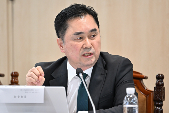 김종민 무소속 의원이 지난 10월 14일 오후 전남 나주시 한국전력공사 본사에서 열린 산업통산자원중소벤처기업위원회 국정감사에서 김동철 한국전력공사 사장에게 질의하고 있다. 뉴시스