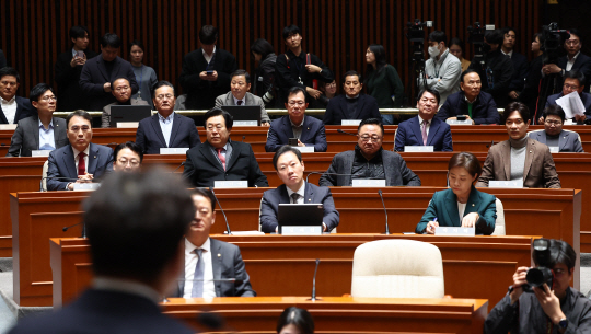 국민의힘 의원들이 16일 국회에서 열린 의원총회에 참석해 권성동 원내대표의 발언을 듣고 있다. 연합뉴스