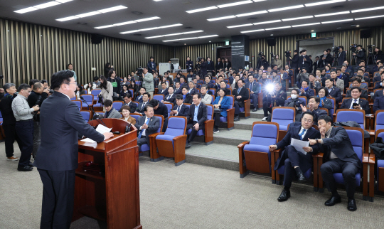 박찬대 더불어민주당 원내대표가 16일 오후 서울 여의도 국회에서 열린 의원총회에서 발언하고 있다. 뉴시스