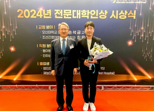 김창현(오른쪽)씨와 최재영 영진전문대 총장. 영진전문대 제공.