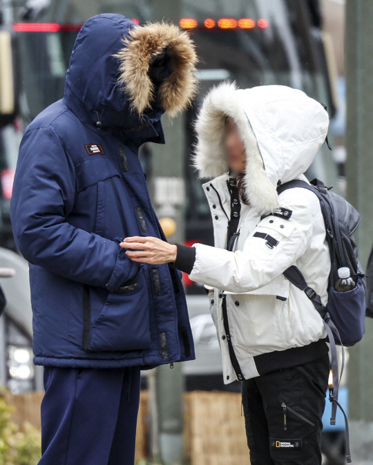 한파가 닥치면서 서울 중구 명동에서 두꺼운 옷차림한 한 여행객들이 대화하고 있다. 뉴시스