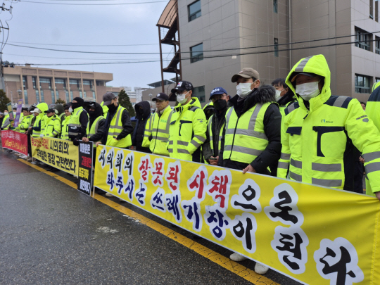 파주지역 13개 환경미화업체 소속 300여 명의 환경미화원들이 16일 오후 파주시의회 앞에서 시의회의 청소예산 삭감에 항의하며 침묵시위를 벌이고 있다. 김준구 기자
