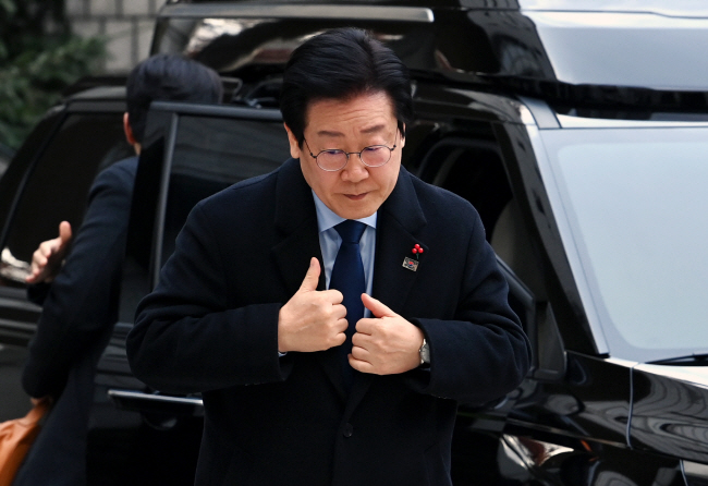 이재명 더불어민주당 대표가 17일 오전 서울 서초구 서울중앙지법에서 대장동·위례 개발 특혜 의혹 혐의 사건 공판에 참석하기 위해 차량에서 내려 이동하고 있다.  윤성호 기자