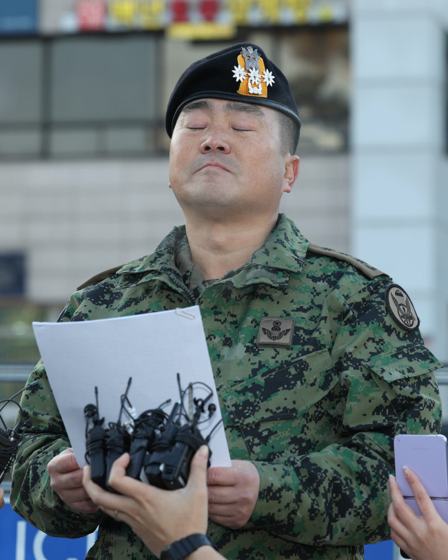 비상계엄 당시 국회 진입 부대를 지휘했던 김현태 707특수임무단장이 9일 오전 서울 용산 전쟁기념관 앞에서 기자회견을 하고 있다.  백동현 기자