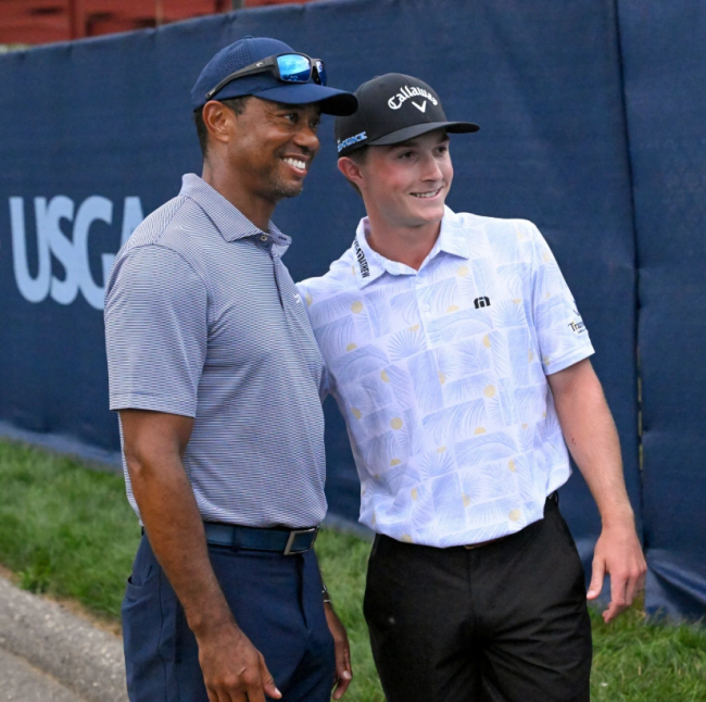 블레이드 브라운(오른쪽)이 지난 7월 열린 US아마추어선수권대회 도중  타이거 우즈(이상 미국)와 함께 포즈를 취하고 있다.  USGA 제공