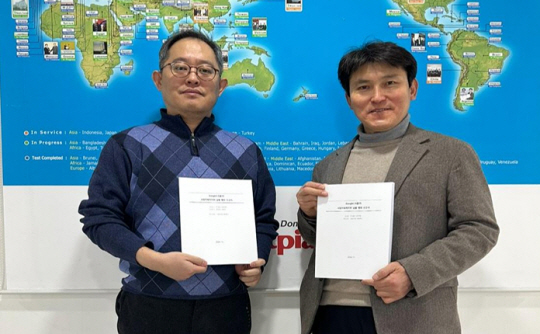 이판정(오른쪽) 넷피아 대표와 배진현(왼쪽) 넷피아엔 대표가 공정거래위원회에 제출한 ‘구글의 시장지배적지위 남용 행위 신고서’를 들고 있다. 넷피아 제공