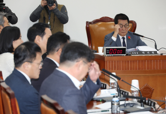 18일 서울 여의도 국회에서 열린 헌법재판소 재판관(마은혁·정계선·조한창) 선출에 관한 인사청문특별위원회 제1차 전체회의에서 박지원 위원장이 자료를 살피고 있다. 뉴시스