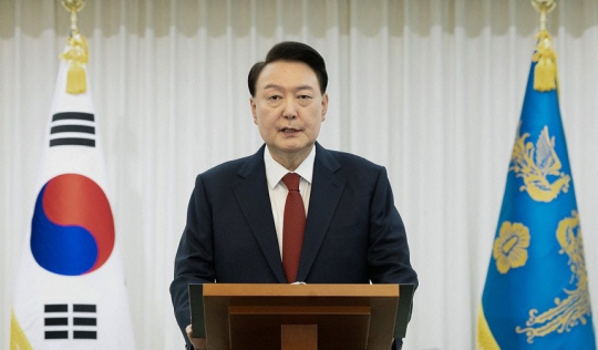 윤석열 대통령이 14일 본인의 탄핵소추안이 국회에서 가결된 뒤 한남동 관저에서 대국민담화를 하고 있다. 대통령실 제공