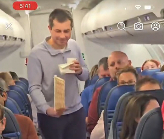 피트 부티지지 미 교통부 장관. 에어라이브닷컴 캡처