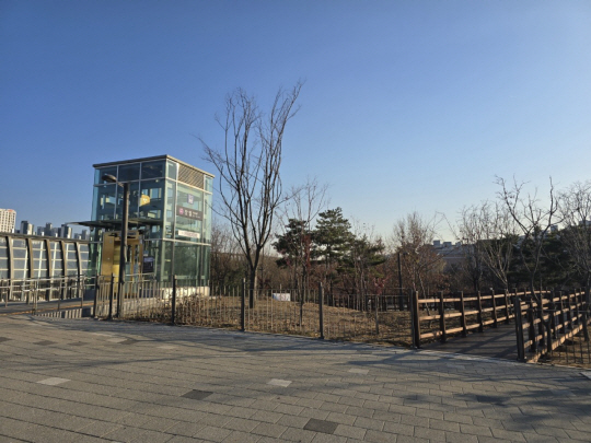 능골근린공에 무장애 데크길이 조성돼 있다.강동구청 제공
