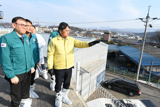 오후석 경기도 행정2부지사와 관계공무원들이 17일 아프리카돼지열병 발생 농가 통제초소를 방문해 방역 현장을 긴급 점검하고 있다. 경기도 제공