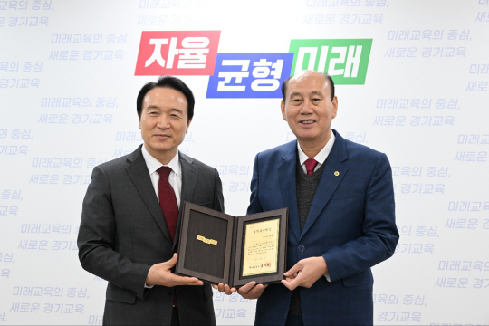 박형덕(오른쪽) 동두천시장이 17일 경기도 교육청 북부청사에서 제40회 경기교육대상(교육협력분야) 표창을 수상 후 임태희 경기도 교육감과 기념촬영을 하고 있다. 동두천시 제공