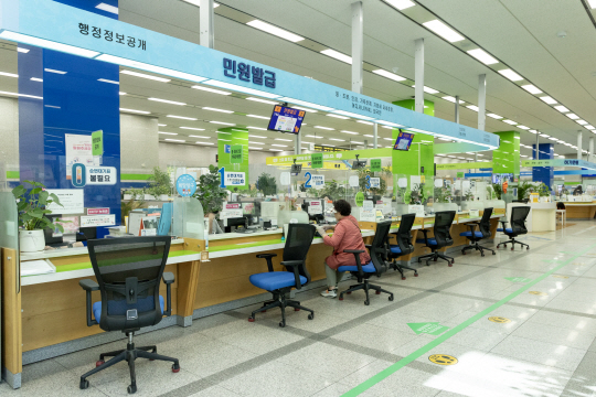 성동구청 민원실. 성동구청 제공
