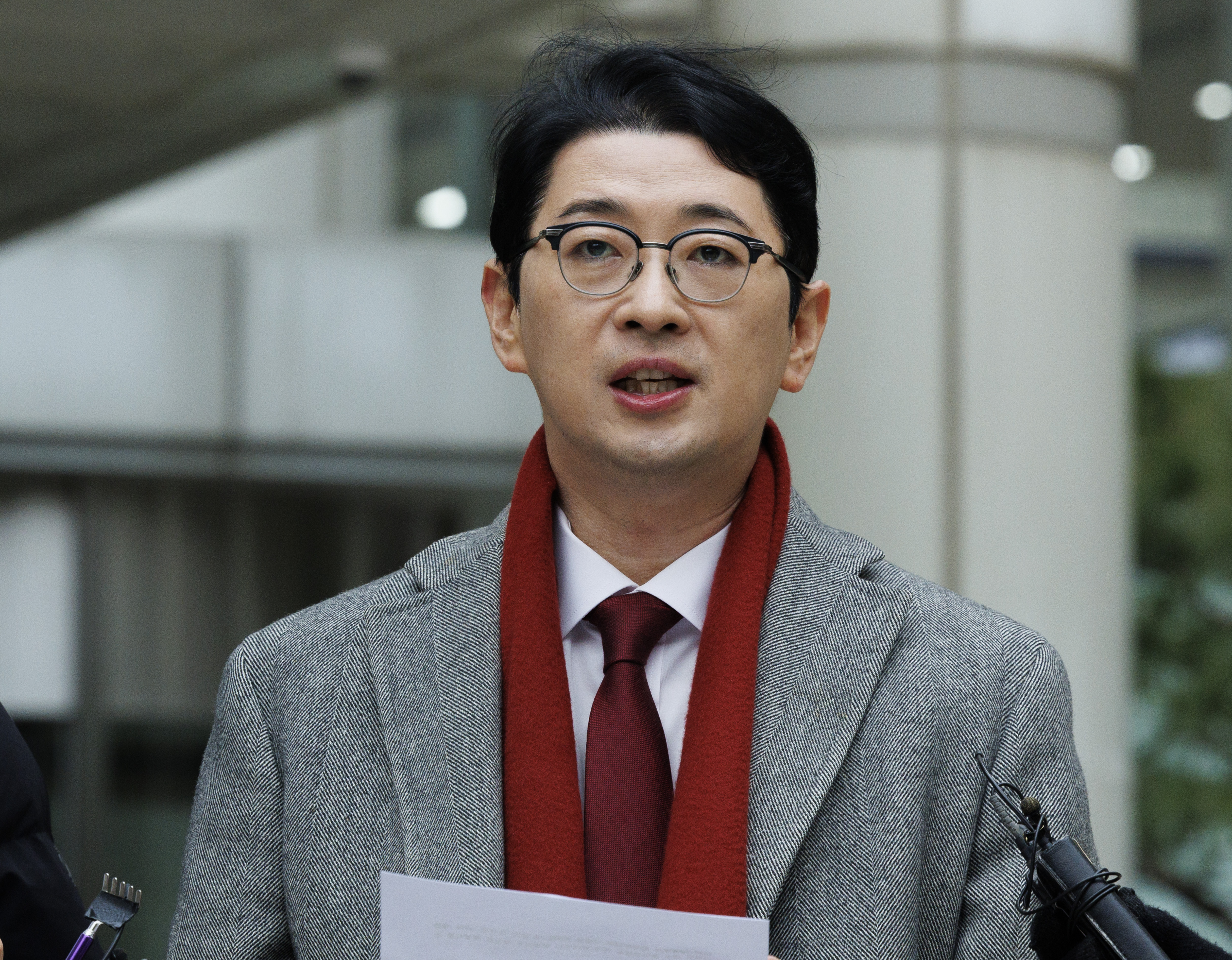 국민의힘 법률자문위원장인 주진우 의원이 16일 오후 서울 서초구 서울고등법원에 더불어민주당 이재명 대표의 공직선거법 재판 지연 방지 탄원서를 제출하기 전 탄원 내용과 취지를 말하고 있다. 연합뉴스