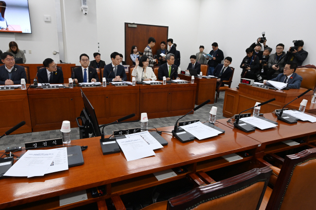 18일 오전 국회에서 열린 헌법재판소 재판관(마은혁·정계선·조한창) 선출에 관한 인사청문특별위원회 1차 회의에서 박지원(오른쪽) 위원장이 국민의힘 소속 위원이 불참한 가운데 인사청문 실시계획서를 채택하고 있다. 곽성호 기자
