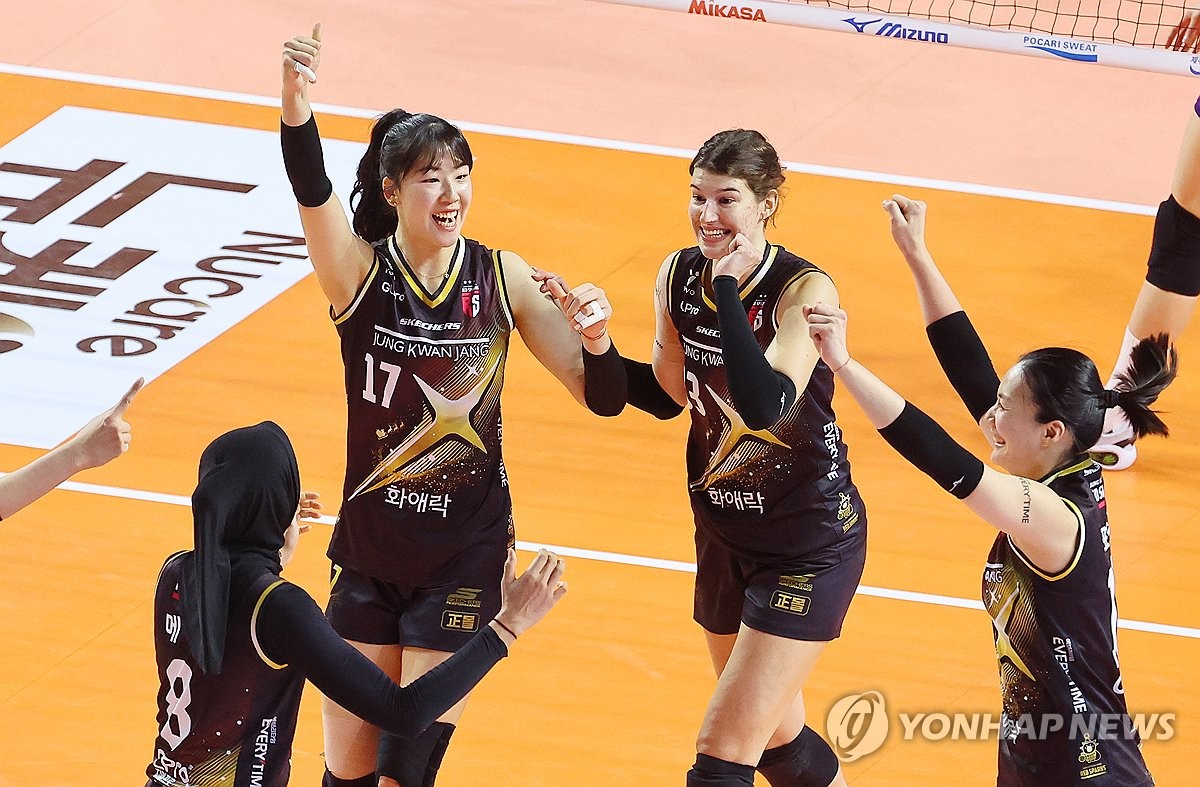 (인천=연합뉴스) 17일 인천 삼산월드체육관에서 열린 프로배구 V리그 여자부 흥국생명과 정관장의 경기. 득점에 성공한 정관장 선수들이 기뻐하고 있다. 2024.12.17