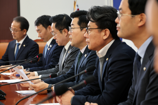 박찬대(오른쪽 세 번째) 더불어민주당 원내대표가 19일 오전 국회에서 열린 정책조정회의에서 발언하고 있다. 연합뉴스