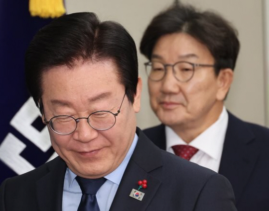 이재명 더불어민주당 대표가 18일 오후 서울 여의도 국회에서 예방한 국민의힘 권성동 대표 권한대행 겸 원내대표를 만나 자리로 향하고 있다. 연합뉴스